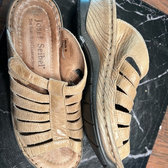 Josef Seibel slides with a 1-1/2” wedge heel - Picture 1 of 7